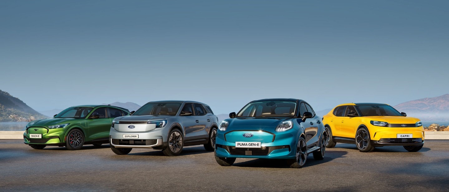 Ein Ford Mustang Mach-E, ein Ford Explorer, ein Ford Capri und ein Ford Puma Gen-E stehend auf einer Strasse. Ein Ford Mustang Mach-E, ein Ford Explorer, ein Ford Capri und ein Ford Puma Gen-E stehend auf einer Strasse.