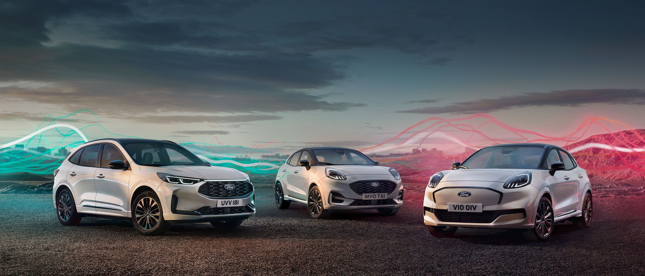 Ein weisser Ford Kuga, ein Ford Puma und ein Ford Puma Electric, parkiert in einer Landschaft mit stilisiertem Hintergrund. Ein weisser Ford Kuga, ein Ford Puma und ein Ford Puma Electric, parkiert in einer Landschaft mit stilisiertem Hintergrund.