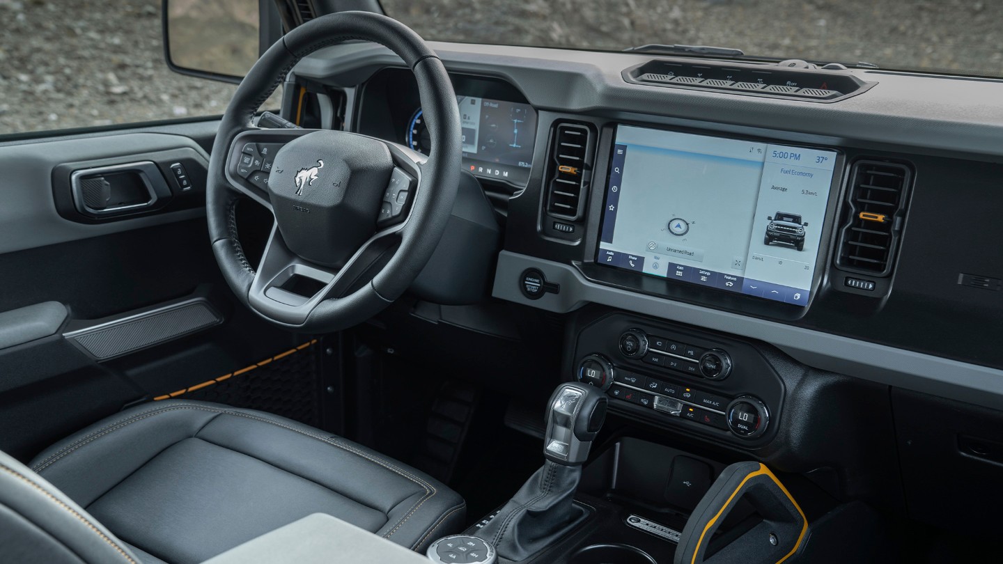 Ford Bronco Innenraum-Ansicht. Detailansicht Cockpit und Display