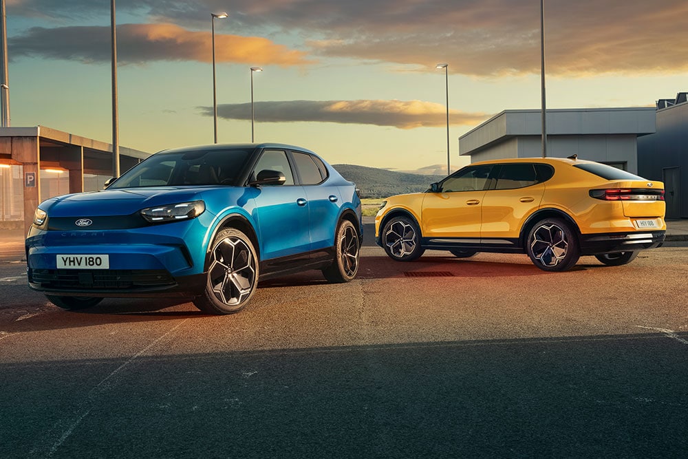 Ein blauer und ein gelber Ford Capri® sind zusammen auf einer Strasse parkiert.