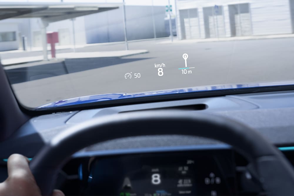 Nahaufnahme des Head-up-Displays des neuen vollelektrischen Ford Capri® mit wichtigen Fahrdetails.