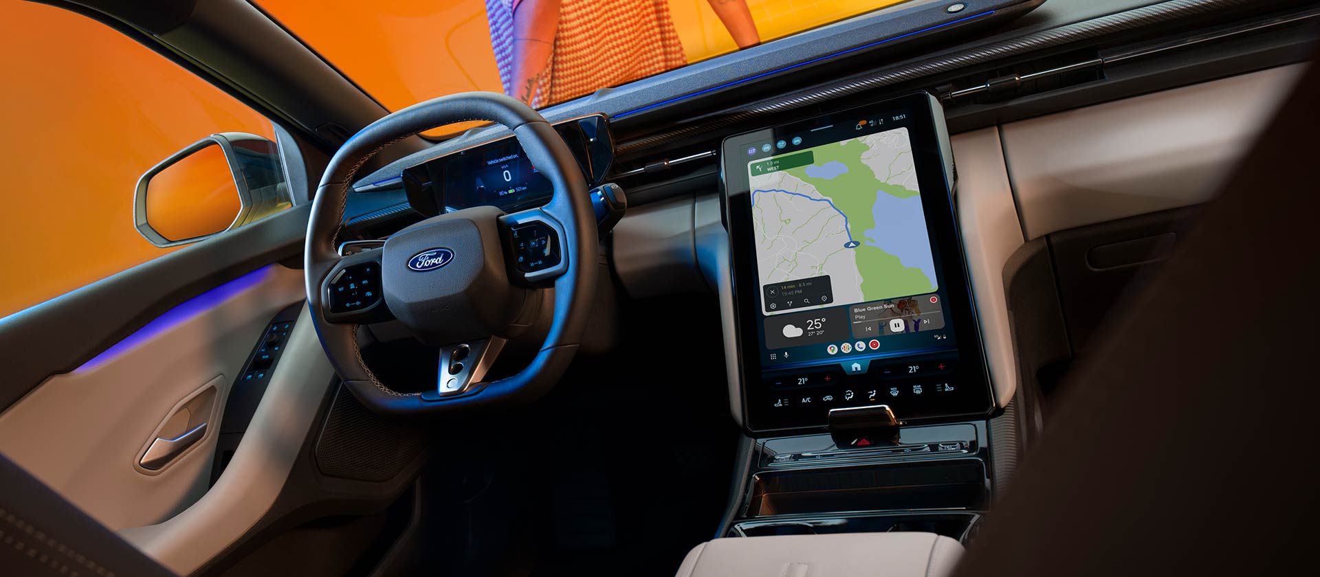 Der Innenraum des neuen vollelektrischen Ford Capri®, ein grosser Touchscreen mit integrierter EV-Routenplanung.