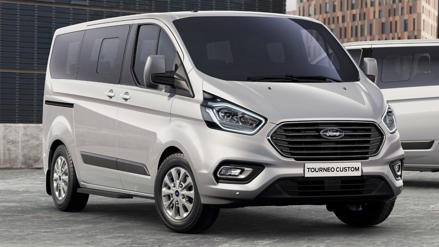 Ford Transit Custom in silber parkend. Dreiviertelansicht vorne.